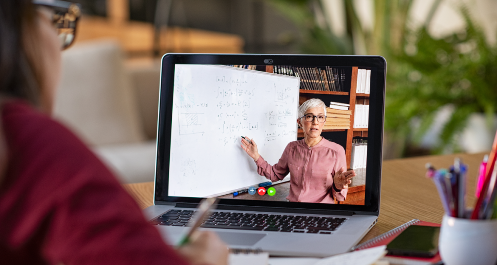 Une femme regarde un cours en ligne