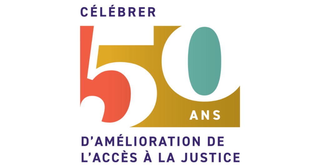 Logo coloré avec le texte << Célébrer 50 ans d’amélioration de l’accès à la justice >>